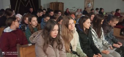 Modlitwa różańcowa dzieci i młodzieży naszej szkoły o pokój na świecie.