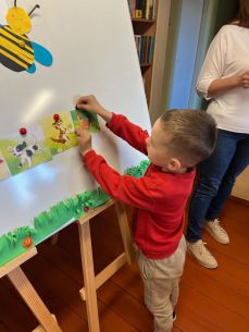 „ Książka to mędrzec łagodny i pełen słodyczy, który puste rzeczy napełnia światem, a puste serce wzruszeniem.” 