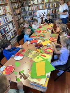 Pierwsza wizyta klasy 0 w bibliotece gminnej